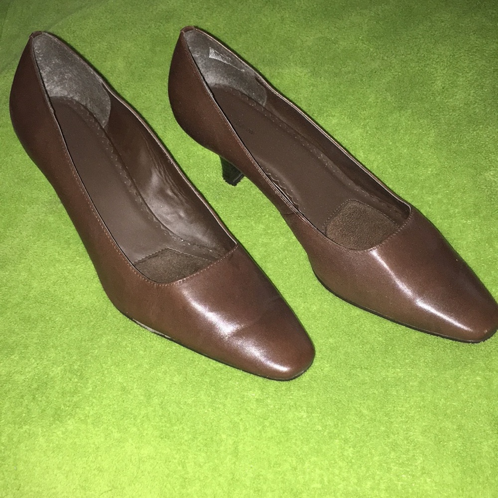 Brown leather dress heels w/ 2in 👠
